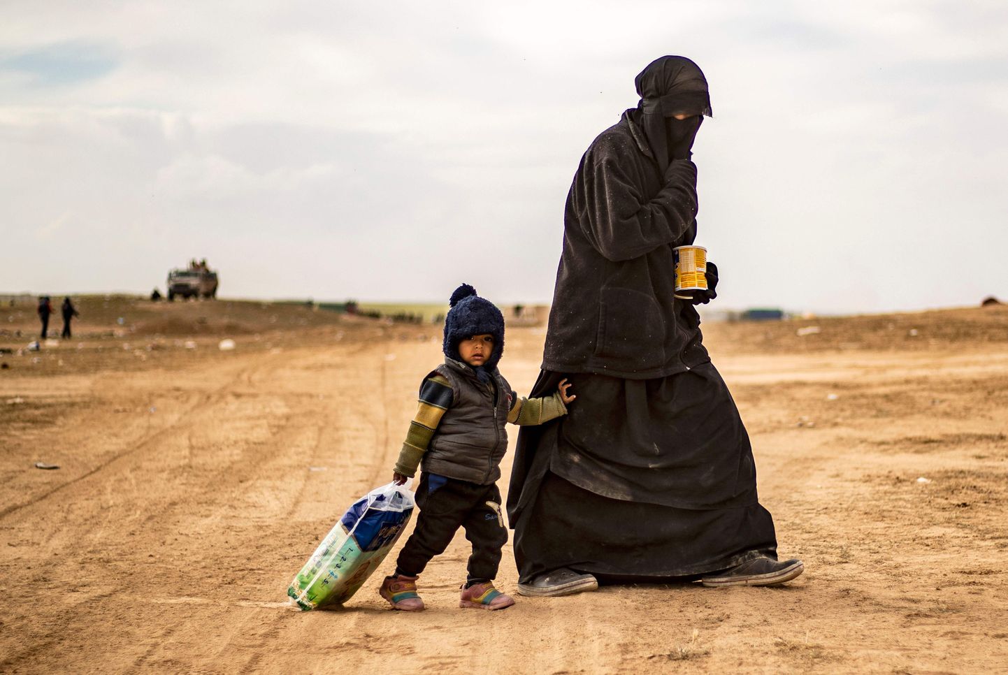 Naine ja laps Baghuzi põgenikelaagris.