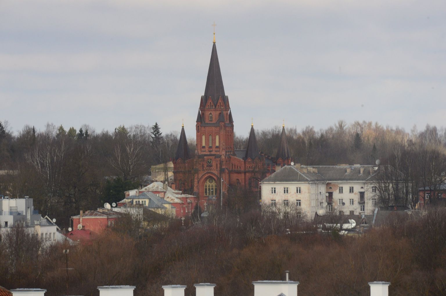 Tartu Peetri kirik asub Narva mäel, täpsemalt aadressil Narva mnt 104.