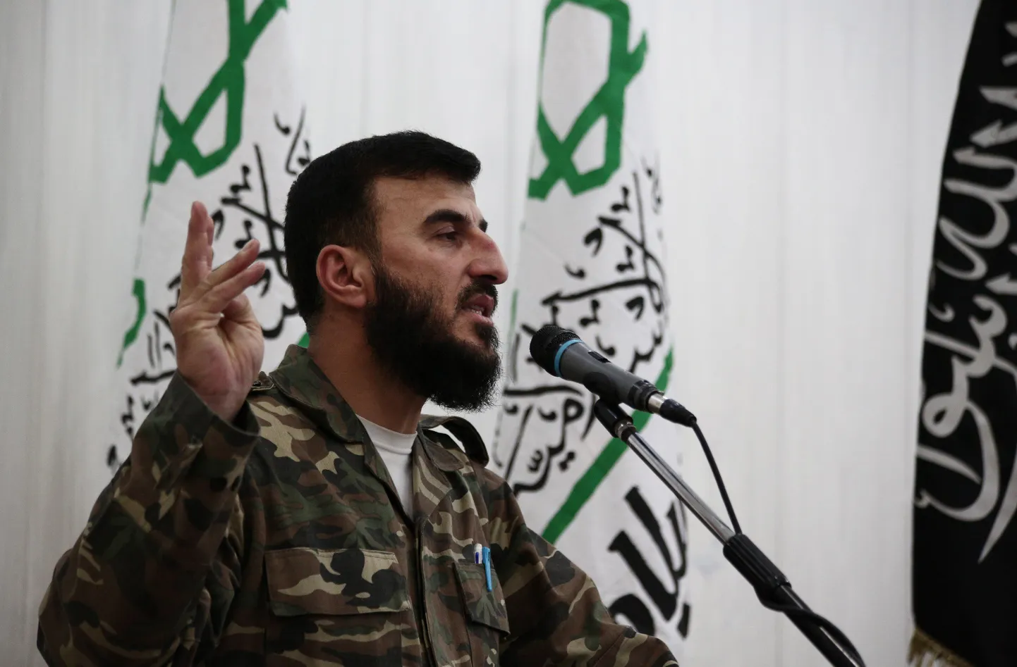 Zahran Alloush pressikonverentsil 2014. aasta juunis.