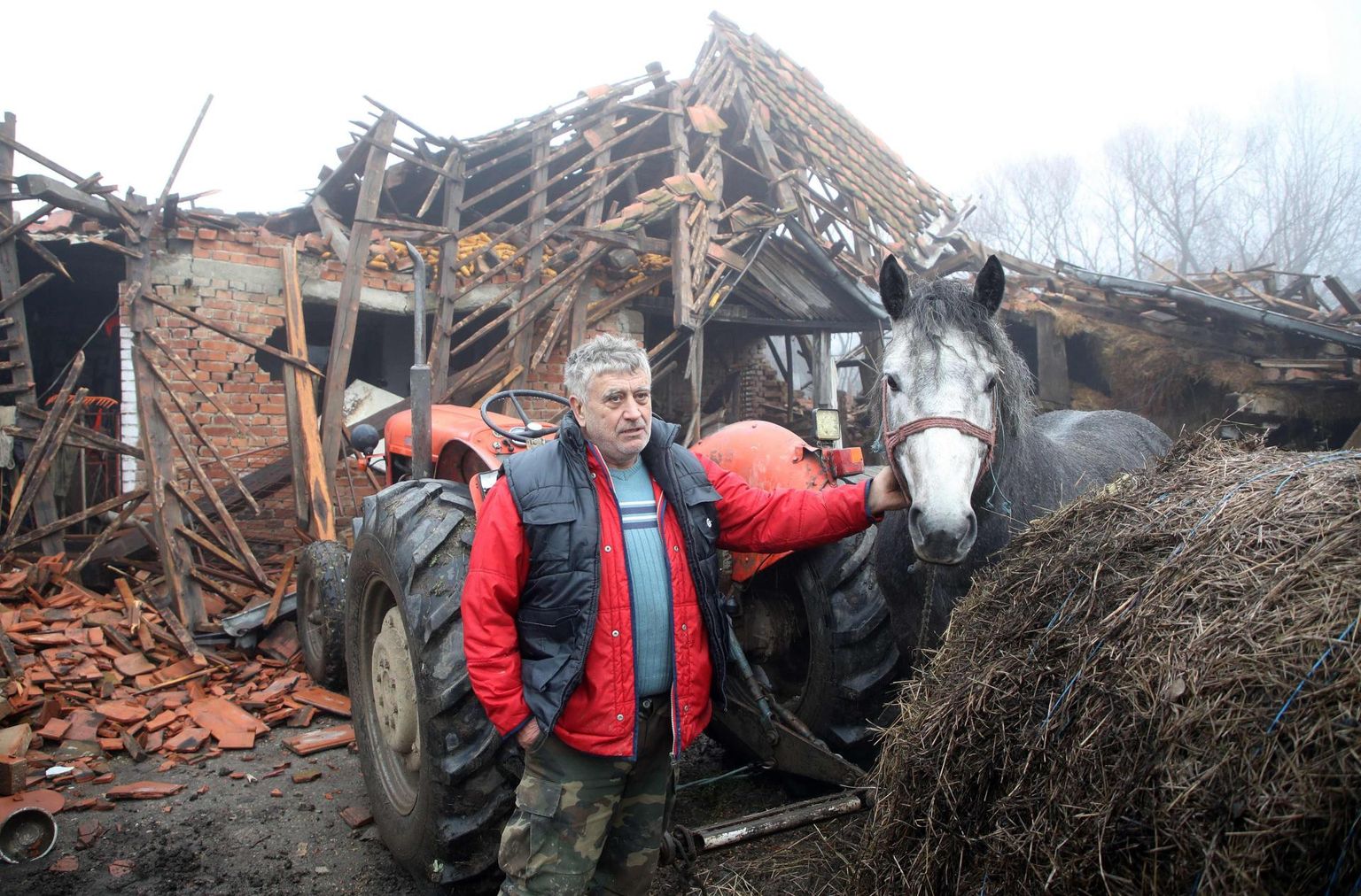 Talupidaja Tomislav Suknaić seisab koos hobusega oma purustatud kodumaja ees Majske Poljane külas, kus teispäevane maavärin nõudis viie inimese elu. 