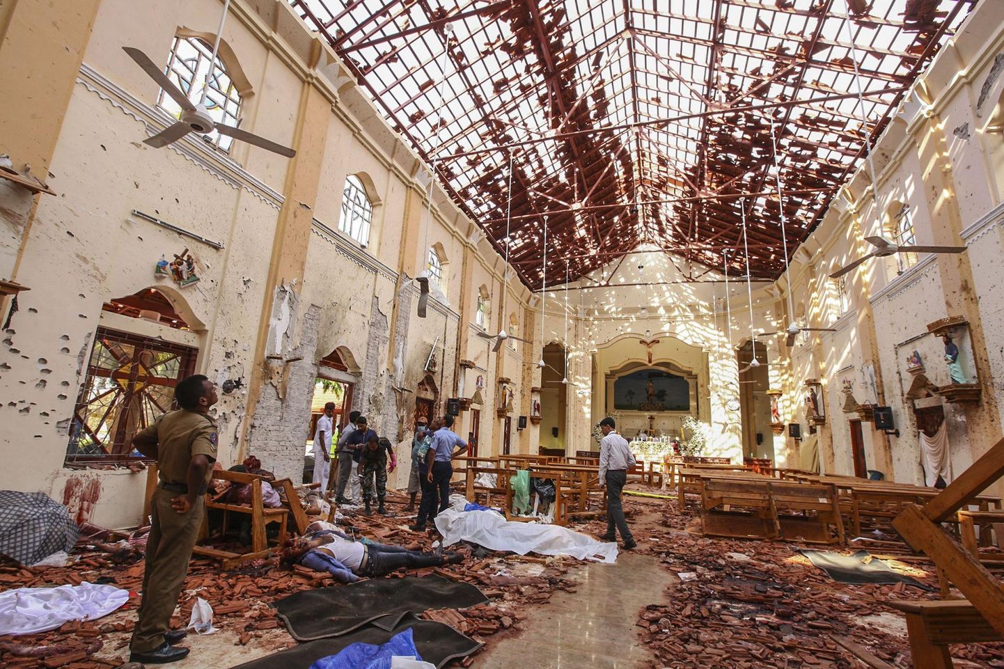 Negombos asuvas kirikus hukkus plahvatuses arvatavasti üle 50 inimese.