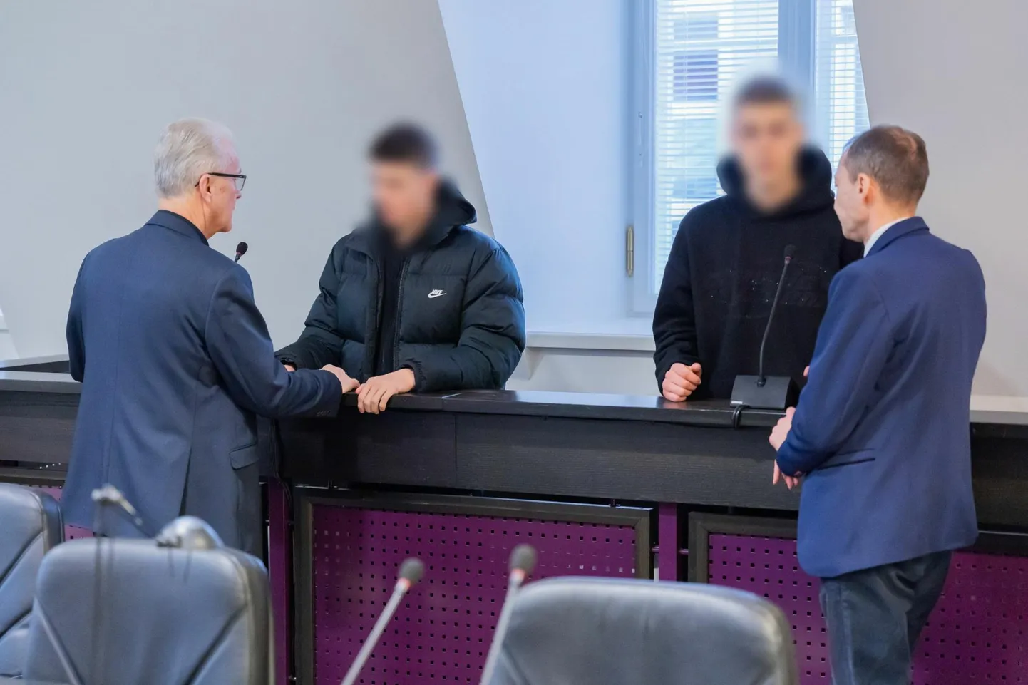 16-aastase nooruki kaitsja leiab, et tema kaitsealune, kes õpib vanglas 8. klassis, võiks keskkooli juba vabaduses minna. 17-aastase nooruki kaitsja palub, et isegi kui kohtu hinnangul peaks tegu olema mõrvaga, võiks mõista alammäärast väiksema karistuse.