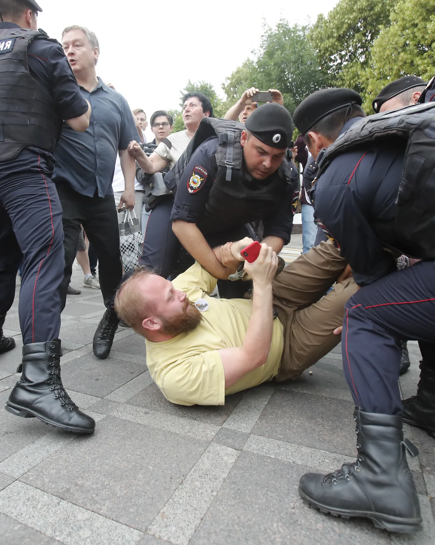 Полиция задержала более 200 человек на несогласованной акции в Москве.