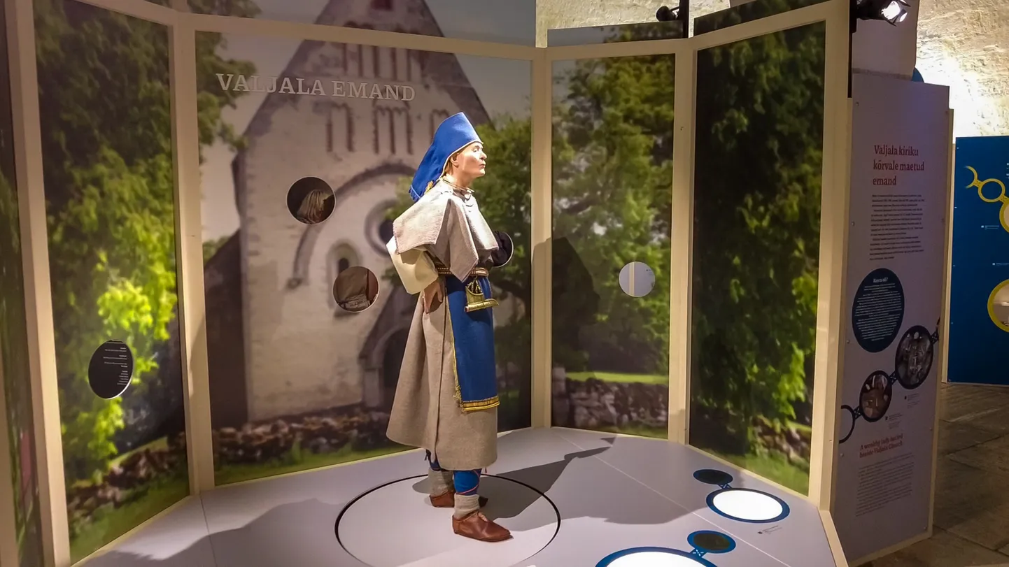 Valjala emand oma aus ja hiilguses.
