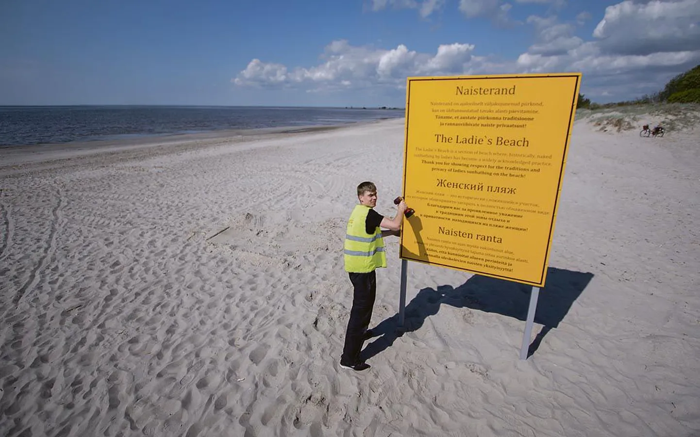 Eile paigaldasid Andre Reklaami töömehed Pärnu randa suured kollased infotahvlid, mis annavad neljas keeles teada, et siin asub naisterand.