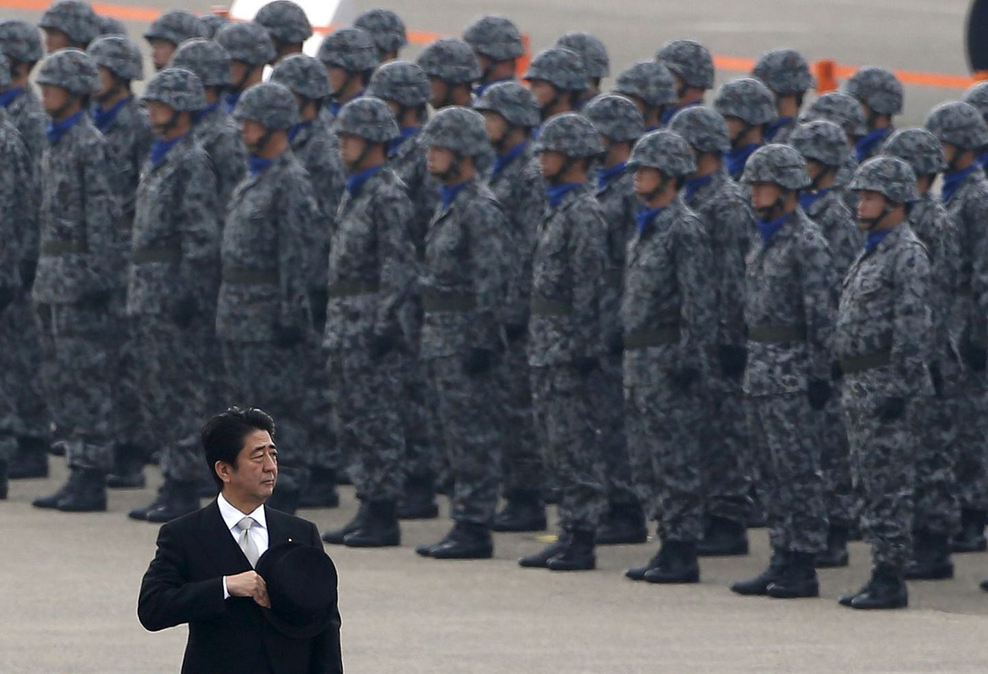Shinzo Abe Jaapani sõjaväelaste ees