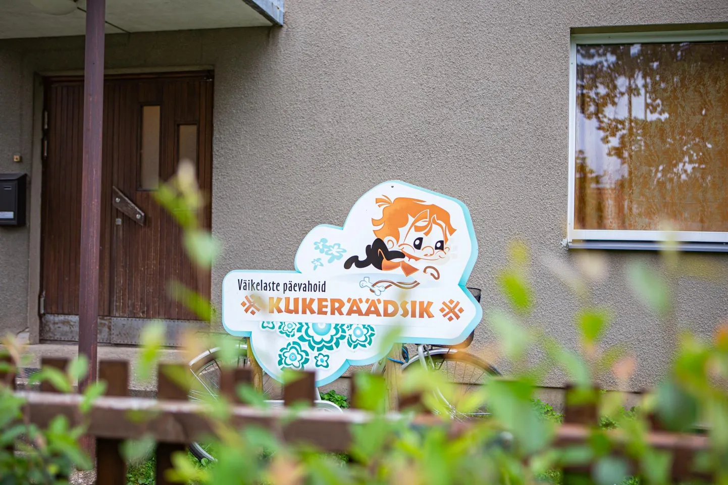 Kukeräädsiku väikelaste päevahoiu juhataja Irina Kalso arvates kohtleb linnavalitsus lastehoide lasteaedadega võrreldes ebaõiglaselt ning hoiud võiksid saada rohkem toetust.