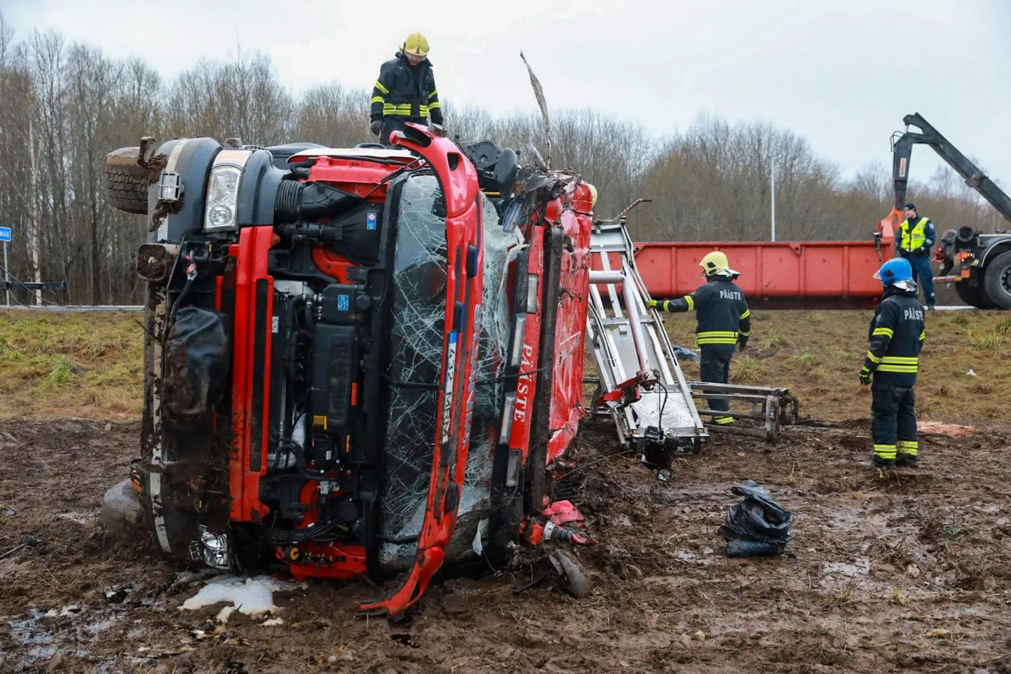 Väljakutsele teel olnud päästeauto sõitis teelt välja.