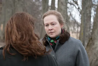 «Seltsimees lapses» Ljudmillat mänginud Julia Aug teab, et film ei pääse Vene kinolevisse, kuid ta aitab kaasa, et film linastuks näiteks Omskis toimuval festivalil Dviženje, mis ongi debüütfilmidele.