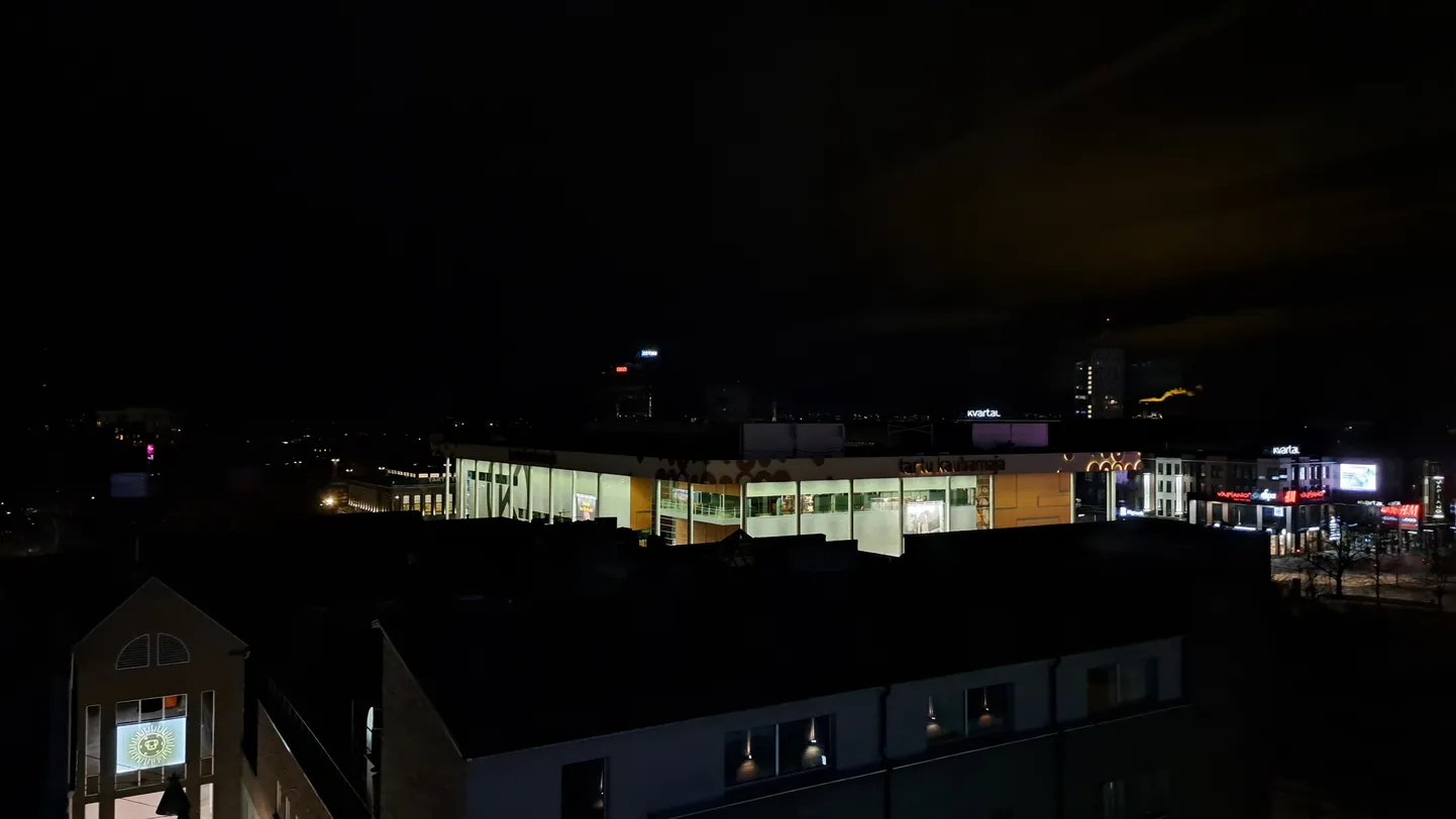 Tartu kesklinnas oli laupäeval kella üheksa ajal õhtul elekter olemas, ent Annelinnas sel ajal paljudes kodudes tuled ei põlenud ning polnud ka teada, kui kaua tuleb pimedas olla, sest rikkekohti on kaks.