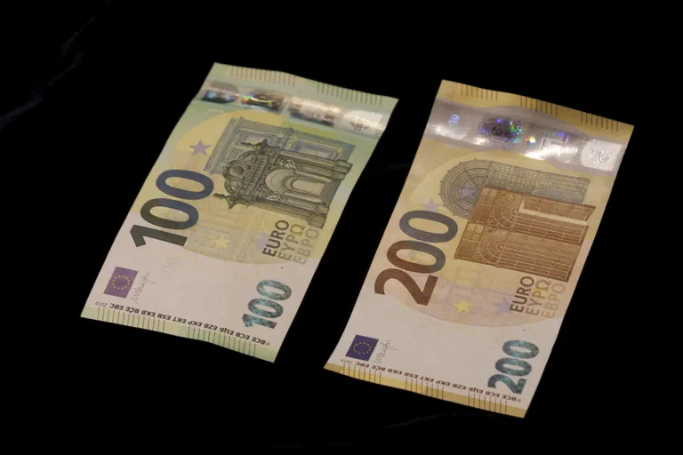 Новые купюры достоинством в 100 и 200 евро