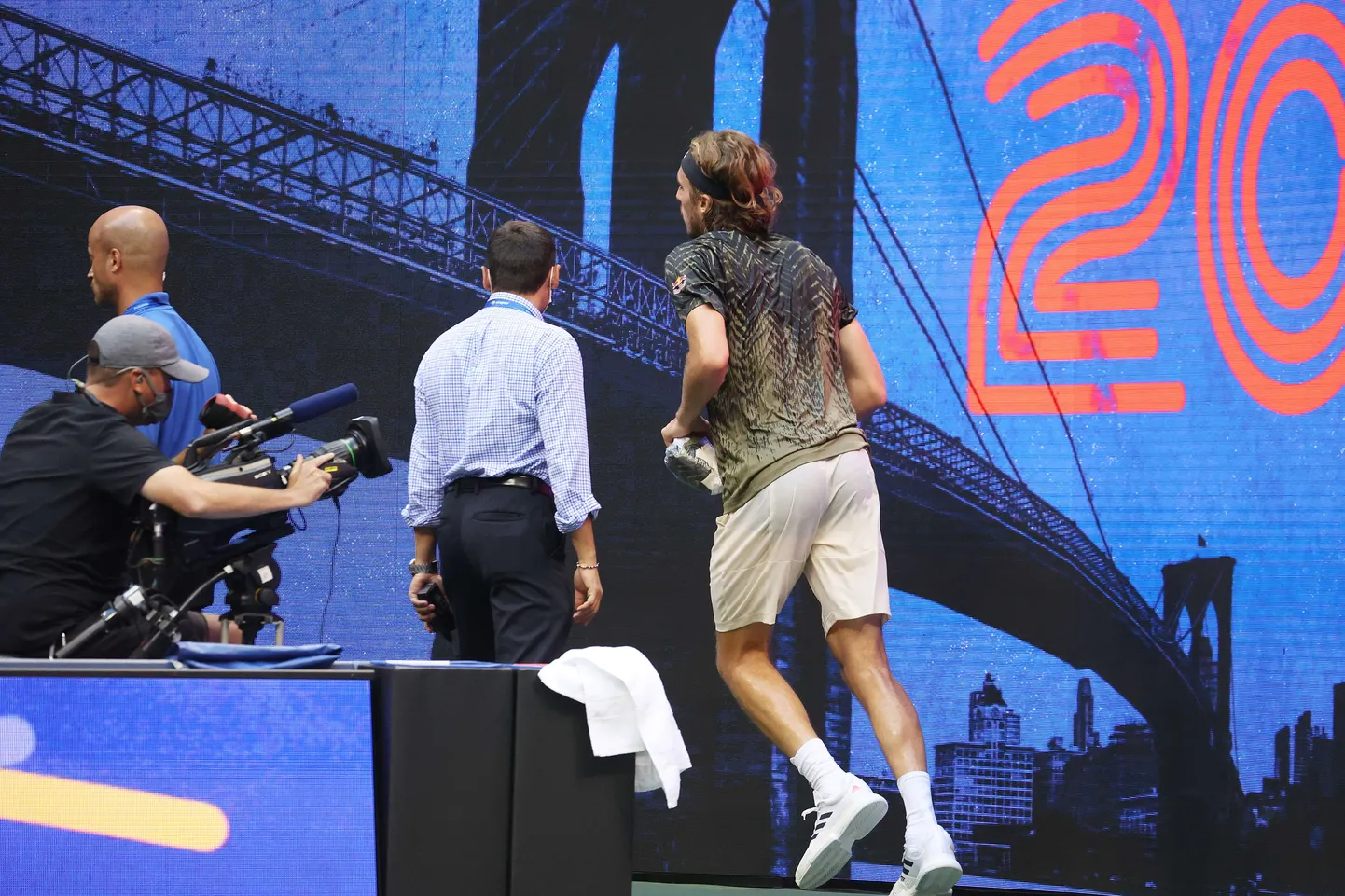 Stefanos Tsitsipas USA lahtistel vetsu jooksmas. Konkurentidelt on ta tihedate ja pikkade pauside tõttu palju kriitikat saanud.