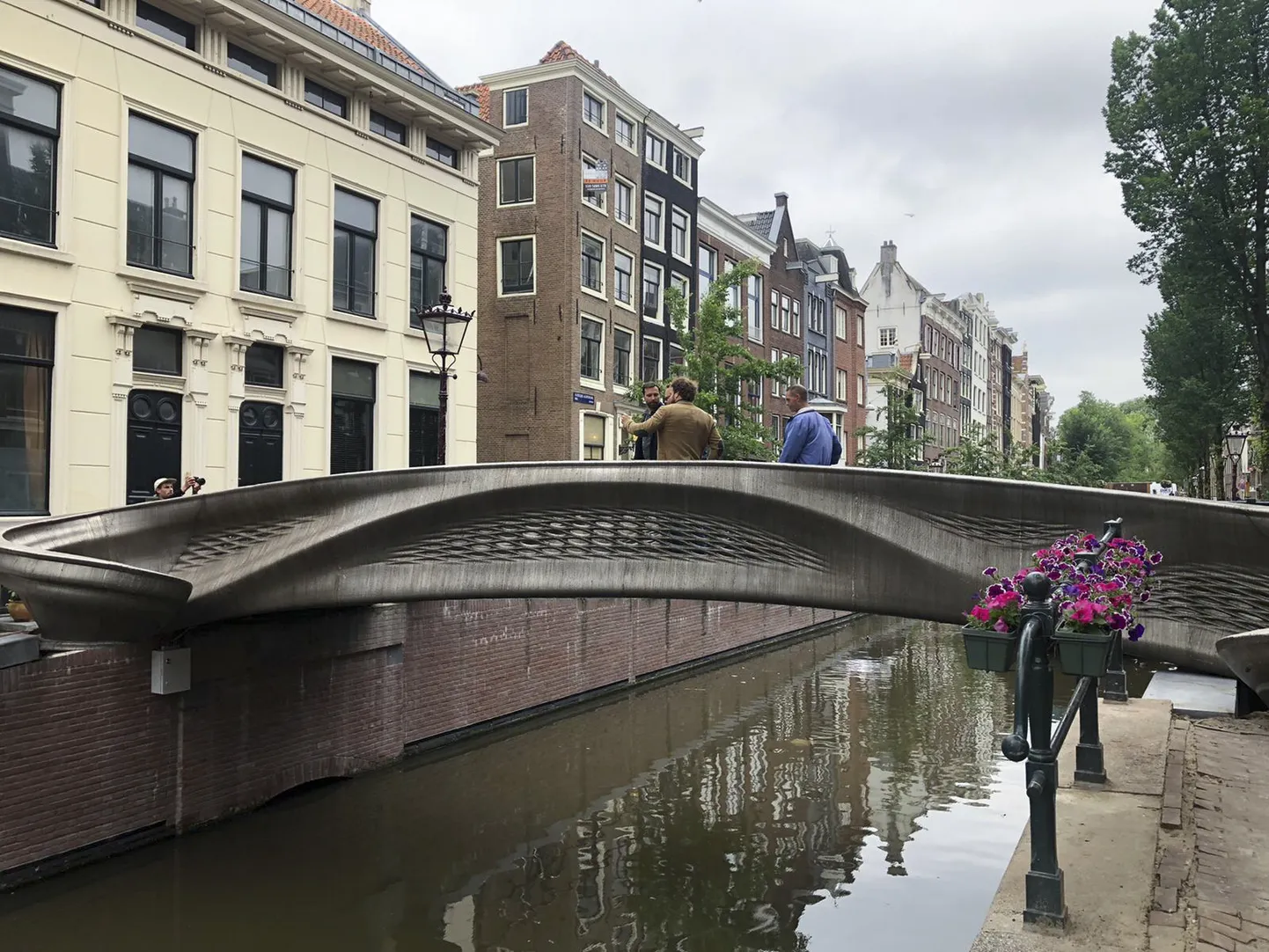 3D-prinditud jalakäijate sild Amsterdami punaste laternate piirkonnas. Foto on illustratiivne.