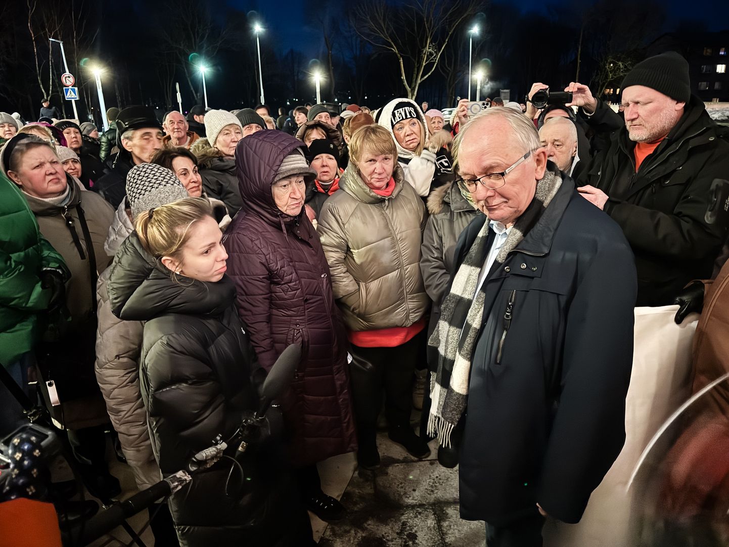Ago Kõrgvee neljapäeval Narva raekoja eest toimunud meeleavaldusel, kus talle tuli toetust avaldama mitusada haigla töötajat ja linnakodanikku.