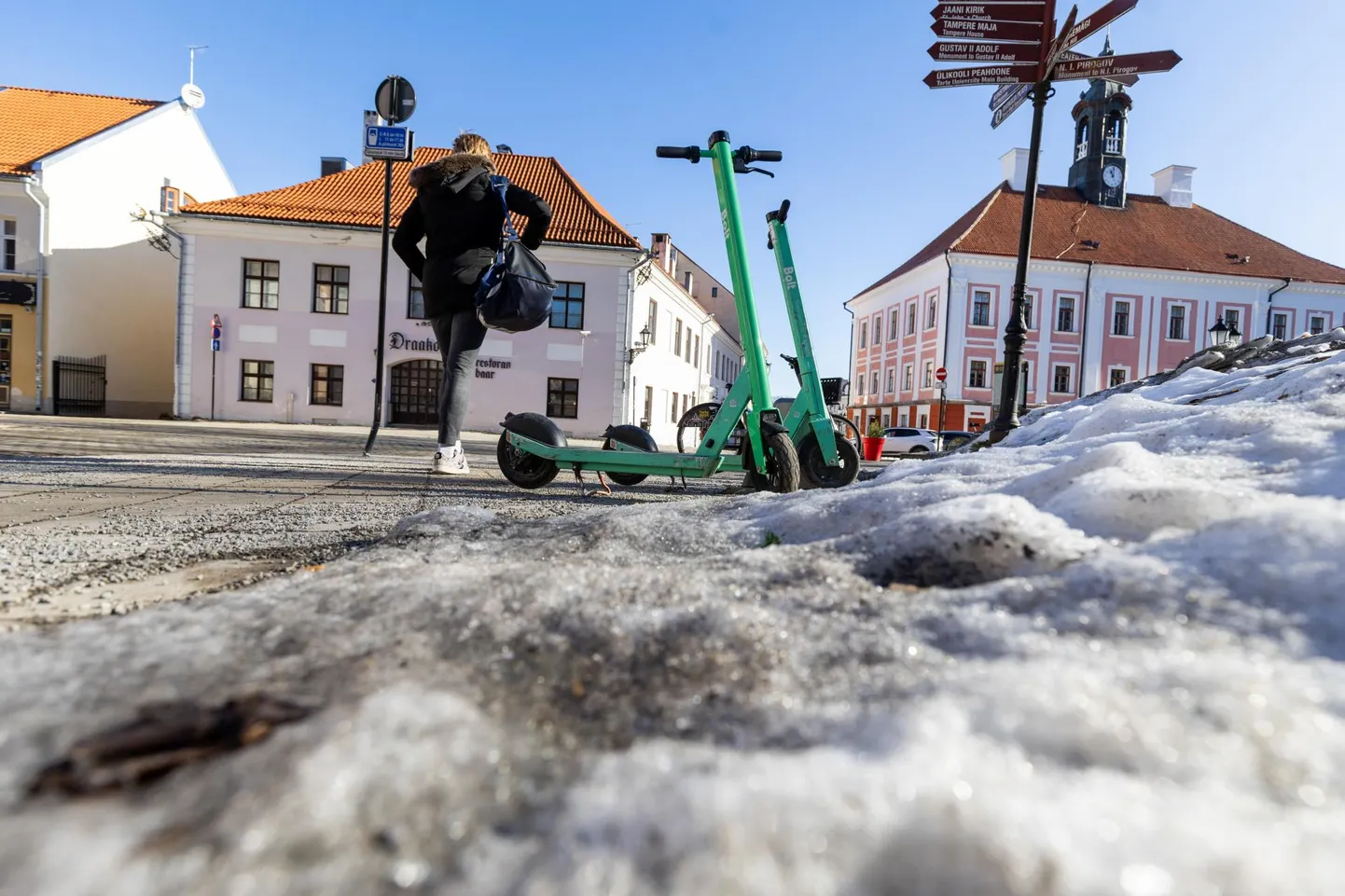 Eile seisid Bolti tõukerattad Tartu Raekoja platsi lähedal veel osaliselt jää ja killustikuga kaetud kõnniteel.