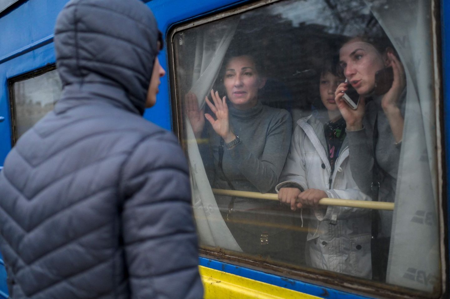 Odessast põgenev perekond jätab läbi evakuatsioonirongi aknaklaasi mahajääva noormehega hüvasti linna keskvaksalis.