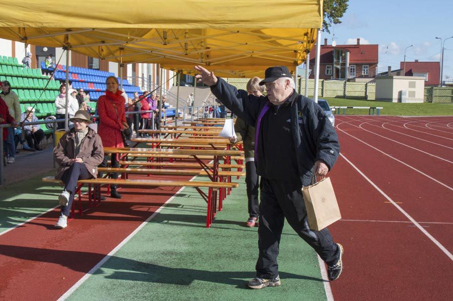 74-aastane Jaak Värnik lööb küll seni kaasa eakaaslastele ürituste korraldamises, aga plaani panna inimestele kohustus 70. eluaastani tööl käia peab ta utoopiliseks.