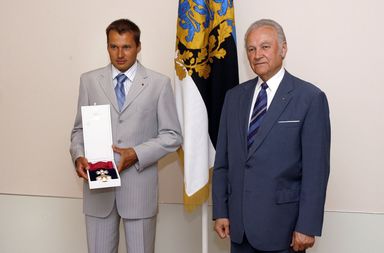 Andrus Veerpalu saamas 2006. aastal president Arnold Rüütlilt Valgetähe I klassi teenetemärki.