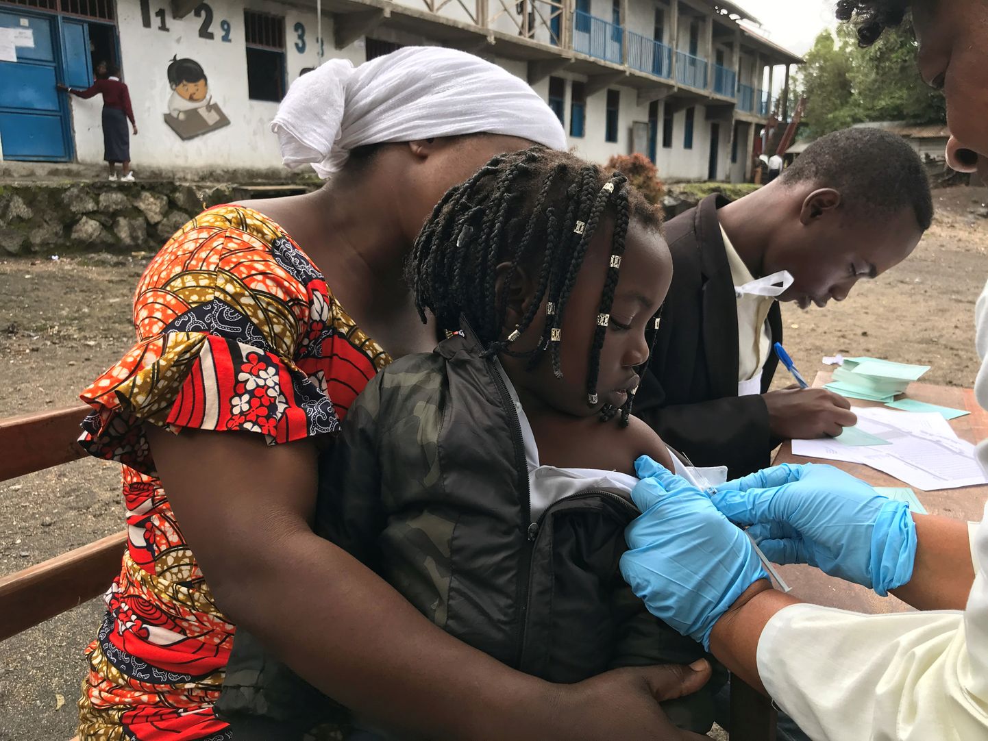 Tervisetöötajad Kongos last leetrite vastu vaktsineerimas