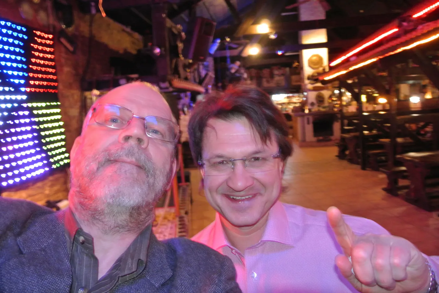 Selfi Jüri Homenjaga tegin viis minutit enne seda, kui staar astus lavale Tartu pubis Õlle Tare.
