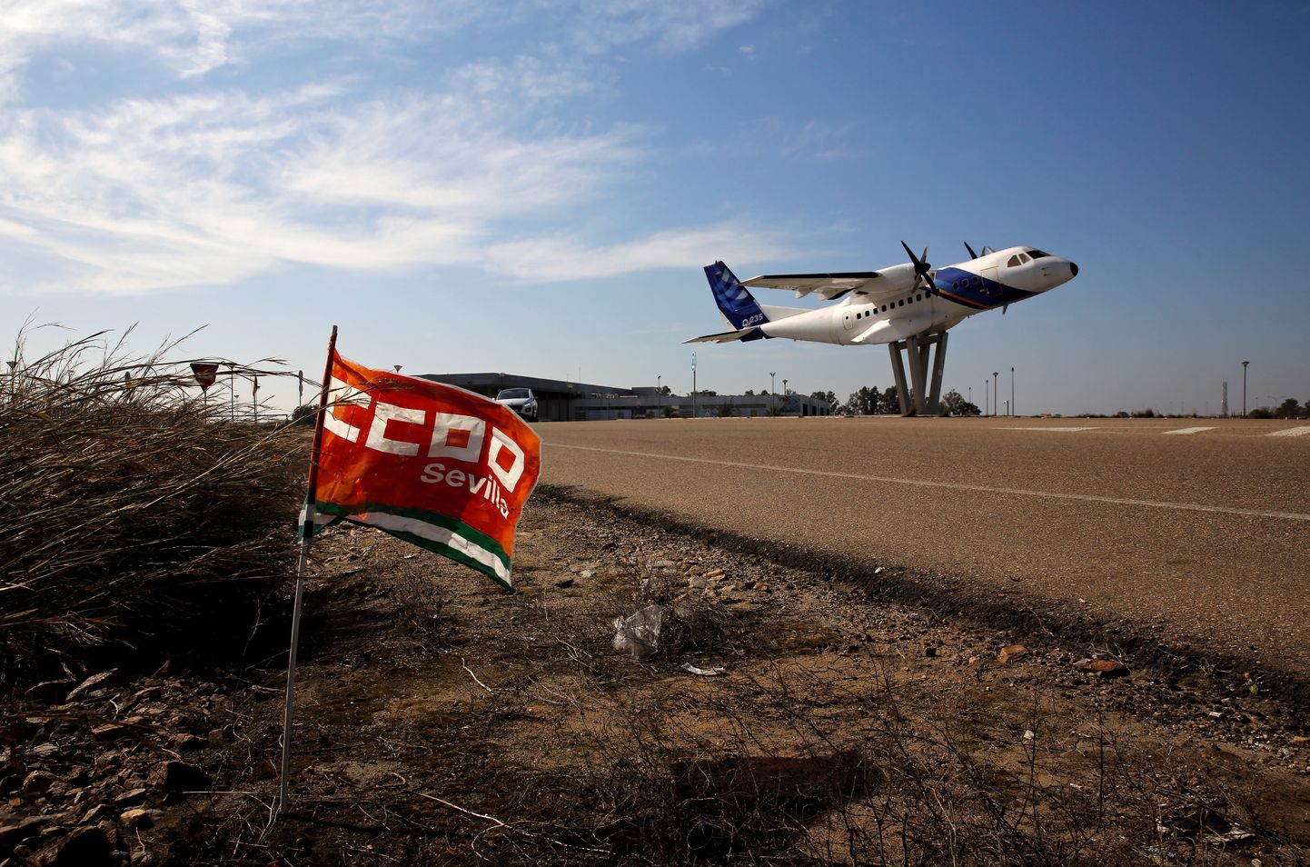 Ametiühingu CCOO lipp Airbusi tehase lähistel Hispaanias Seville'is 21. veebruar 2020..