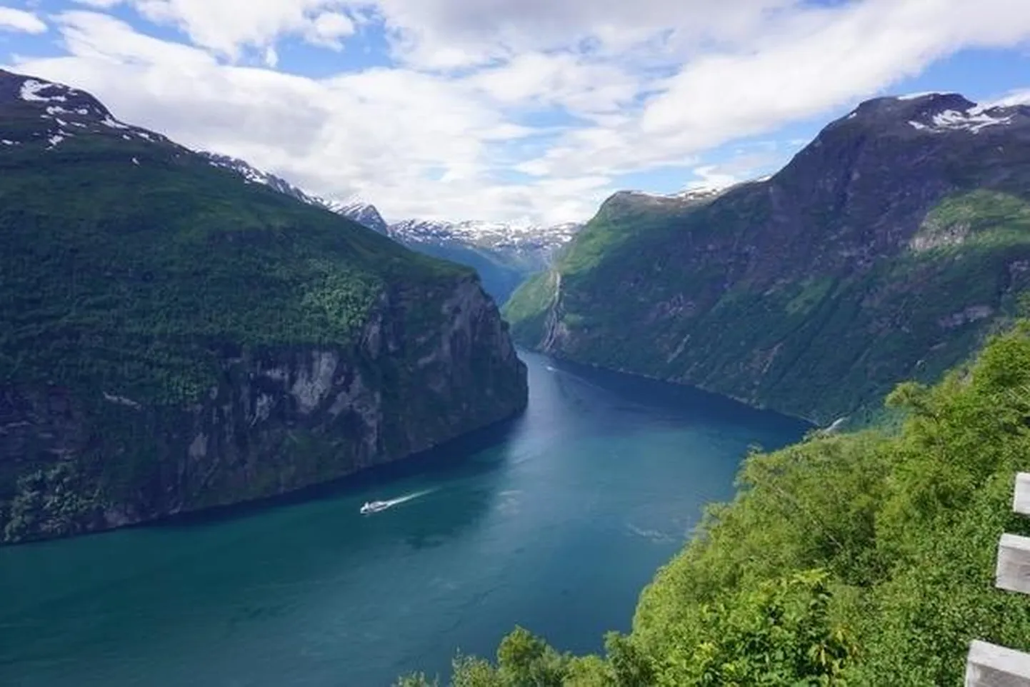 Maaliline Geirangerifjord.