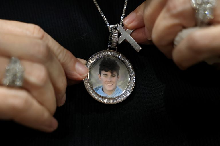 Amulett, mille sees on foto koolitulistamises hukkunud 15-aastasest poisist. 