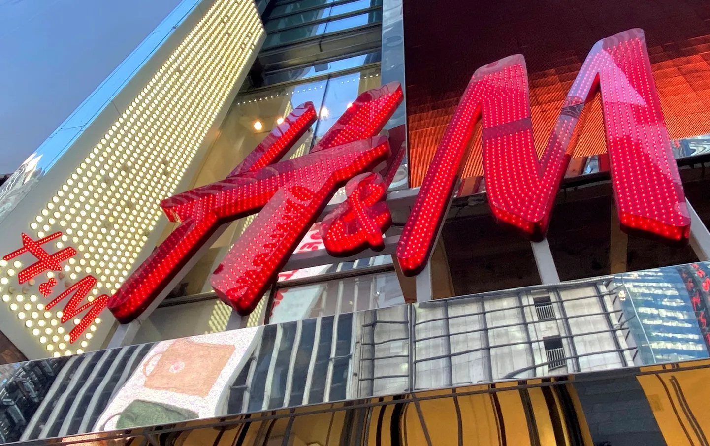 H&M kaupluse logo.