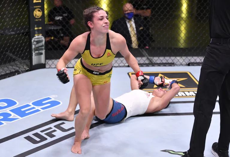Mackenzie Dern tähistamas järjekordset võitu.