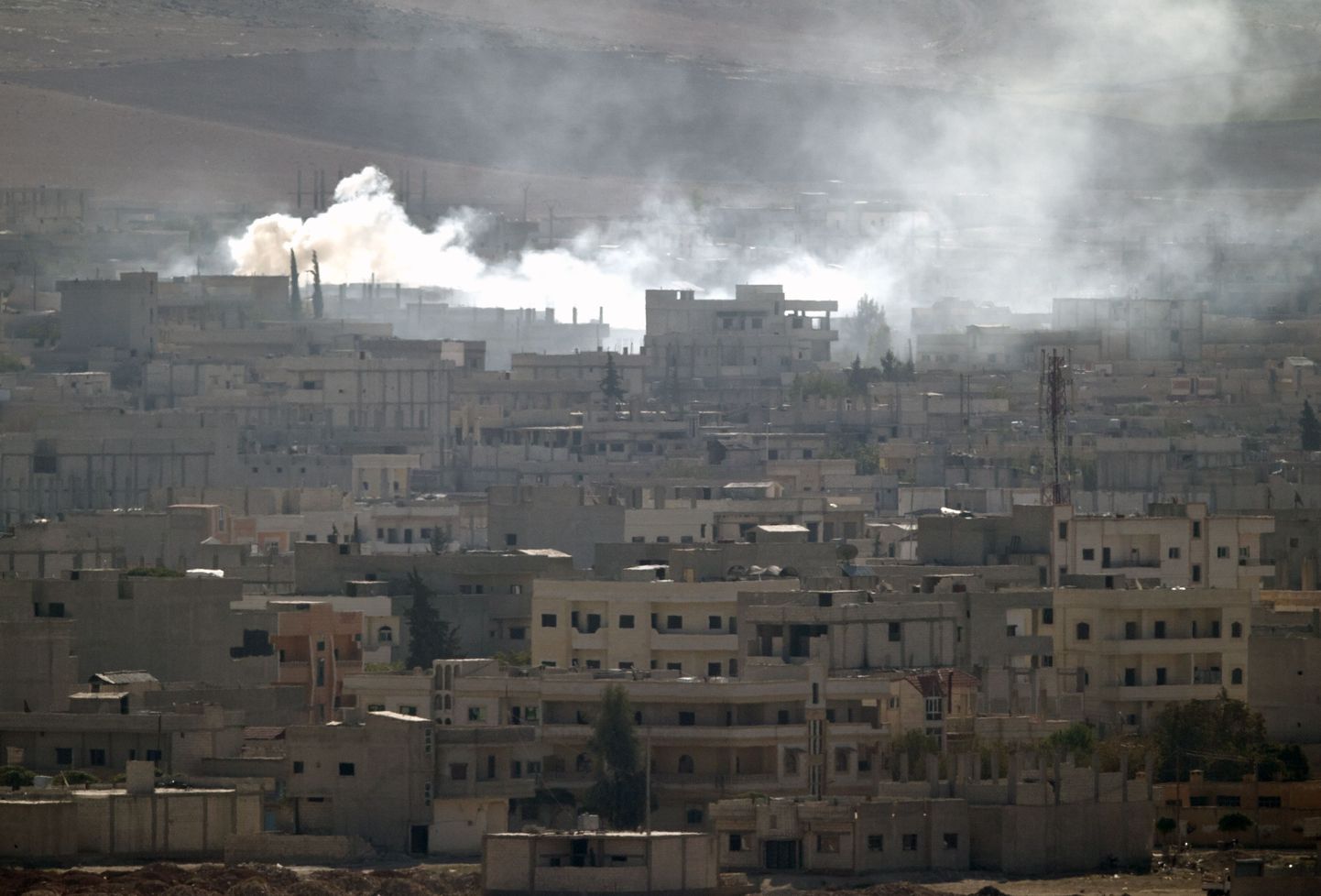 Suits Kobane linna kohal.