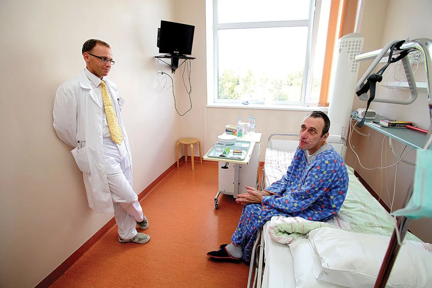 Tartu Ülikooli Kliinikumis uued kopsud saanud 52-aastane Võrumaa mees Peedu Perli ütleb, et lootust ei tohi kunagi kaotada, ja julgustab neid inimesi, kel tulevikus midagi sama rasket ees võib seista, mitte kartma lööma. Teda opereerinud kirurg Tanel Laisaar seisab kõrval.