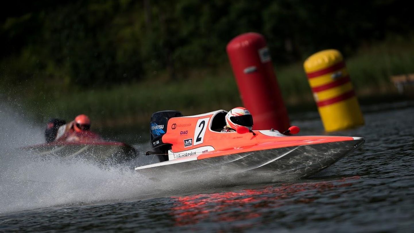 Viljandi veemotosportlane Aivar Kommisaar (ees) teenis nädalavahetusel Läti meistrivõistlustel teise järjestikuse GT-30 paadiklassi võidu.