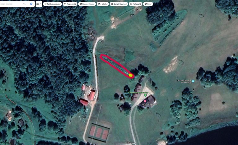 Õnnetuspaik Kuutsemäe suusakeskuses. Punasega on märgitud õppenõlva linttõstuk. Kollase täpiga on künka tipp, kus linti vedava rulli peal ja selle kõrval oli veri.