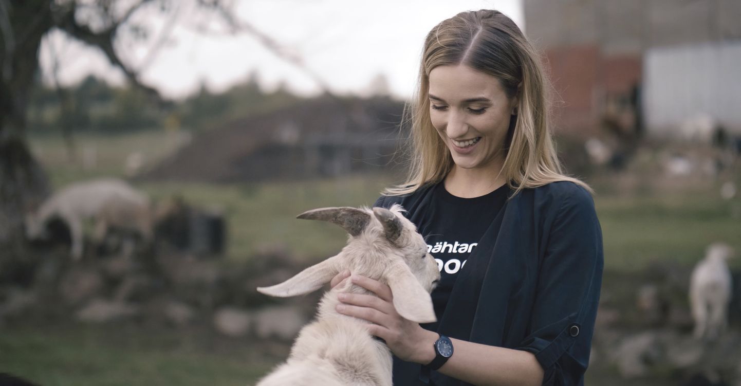Eesti näitleja Liis Lass panustab farmiloomade elu parandamisse, tehes tihedat koostööd loomakaitseorganisatsiooniga Nähtamatud Loomad