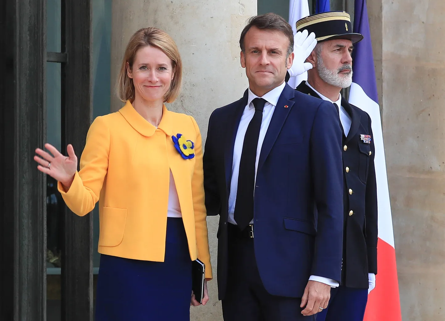 Кая Каллас машет свидетелям ее встречи с президентом Франции, Париж, 3 мая 2024 года.