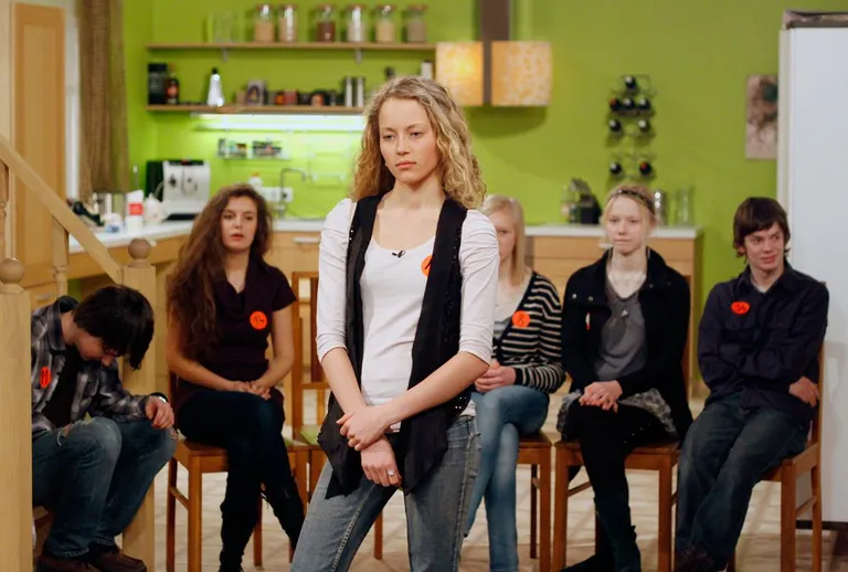 Seriaali «Kodu keset linna» näitlejakonkursil esitab žüriile oma monoloogi Henessi Schmidt, üks kolmest finalistist.