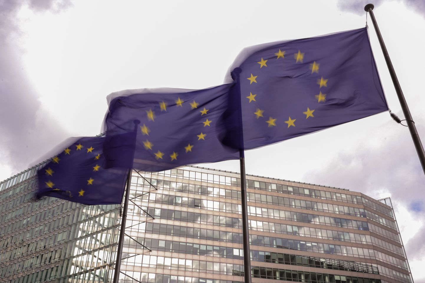 Флаги Европейского союза перед штаб-квартирой Европейской комиссии в Брюсселе.