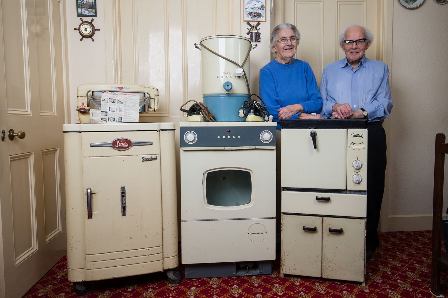Abielupaar oma vanade kodumasinatega.