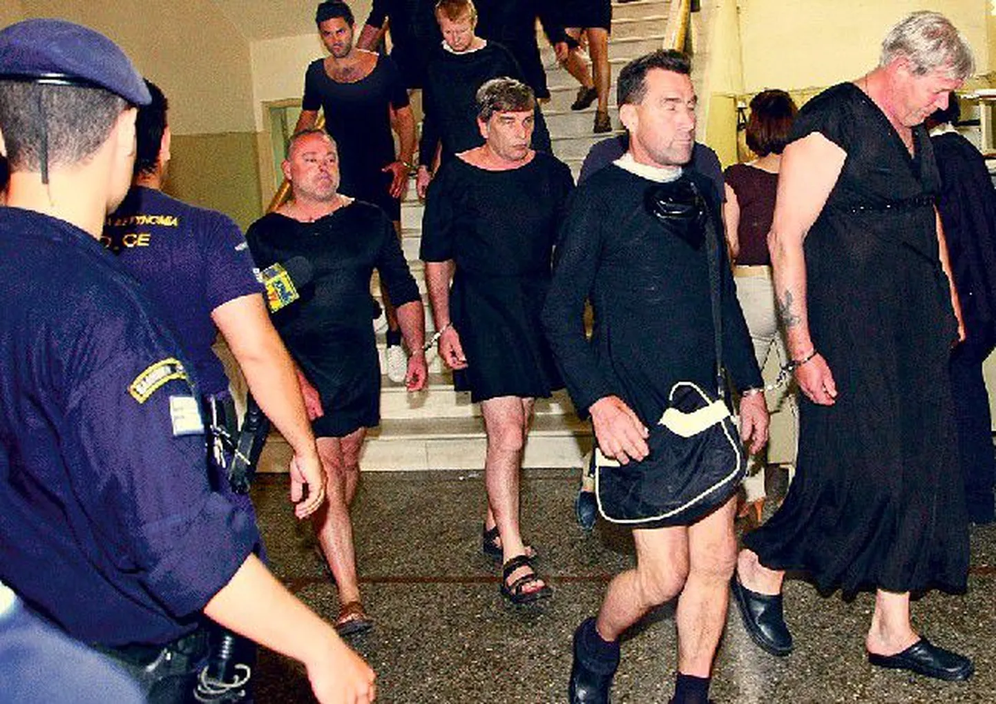 Briti turistid on kohalike tavadega pahuksisse sattunud mitmel pool Euroopas. Õigeusklikus Kreekas arreteeriti mais näiteks punt soliidsemas eas härrasmehi selle eest, et nad olid end riietanud nunnadeks.