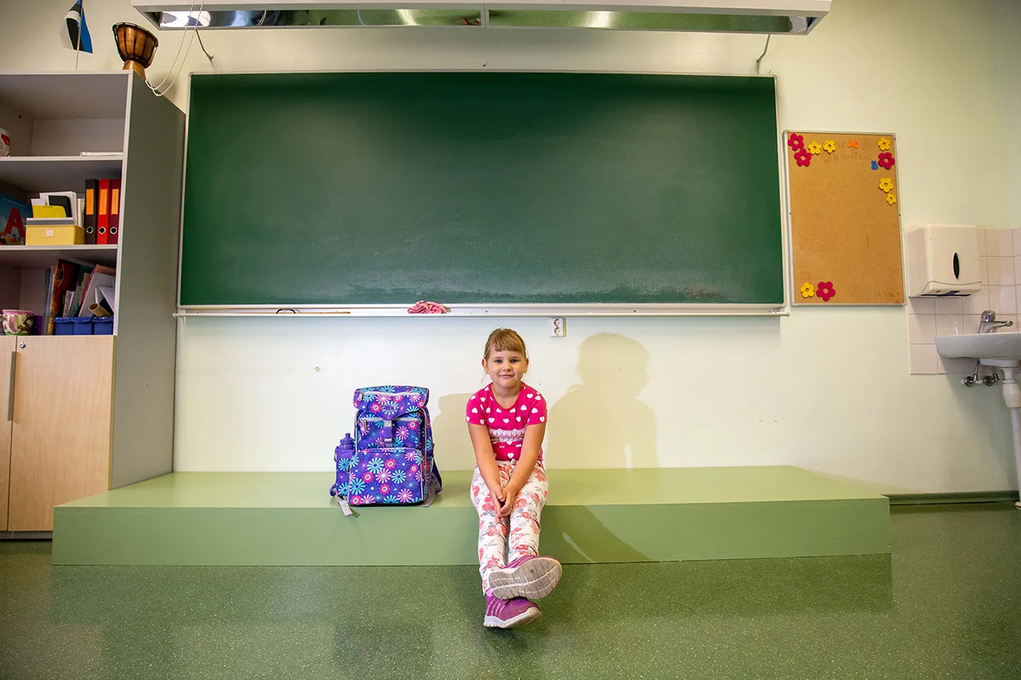 «Täitsa ilus klass,» ütleb Mia-Marii, kes alustab kooliteed Paide Hammerbecki põhikoolis. Homme kohtub ta samas klassis ka oma õpetaja ja uute koolikaaslastega.