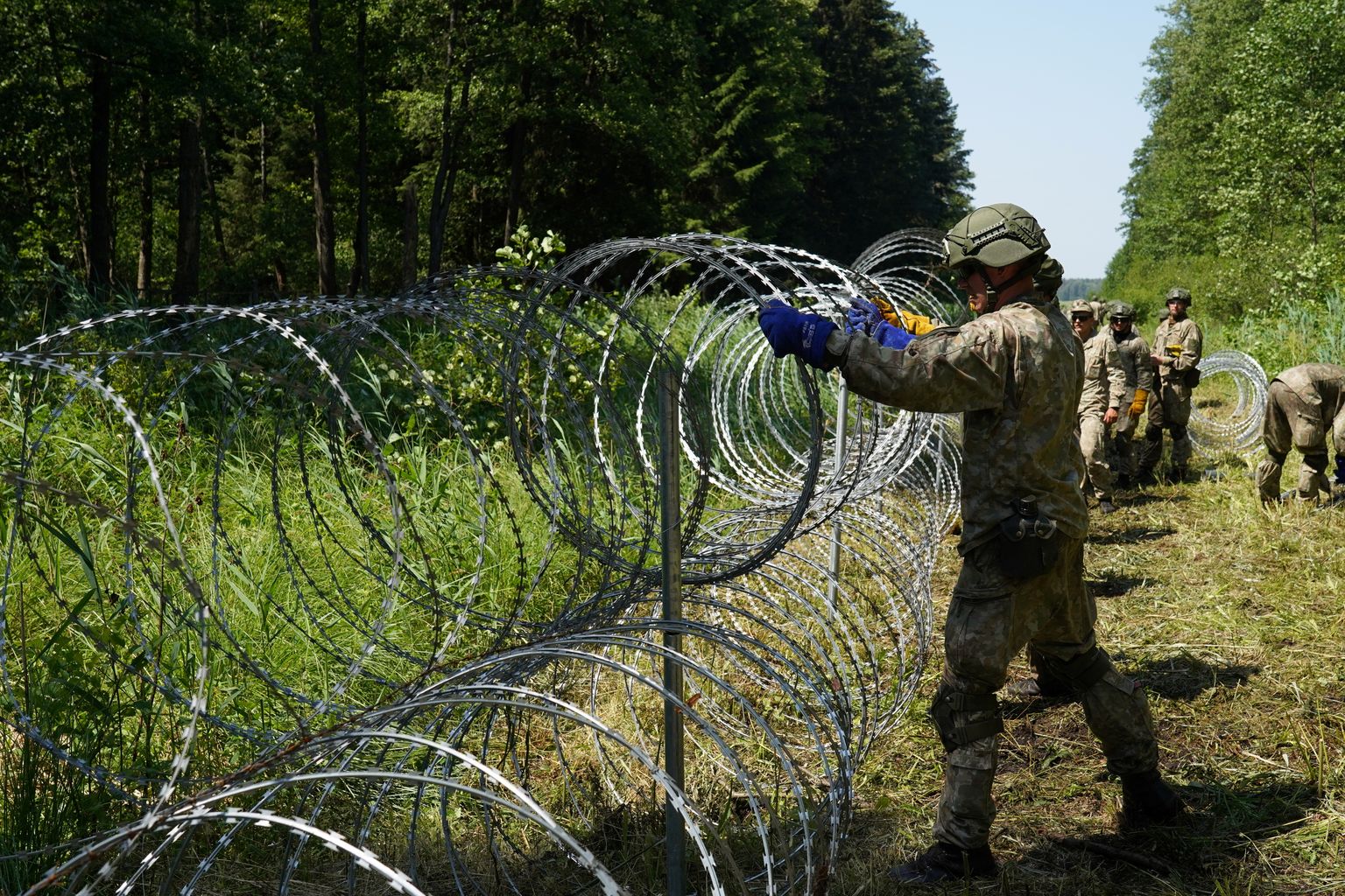 Leedu sõjaväelane Druskininkai lähedal piiri tugevadamas. Foto on illustratiivne