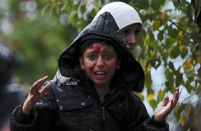 Kreeka piiri Makedooniaga ületanud nuttev tüdruk.