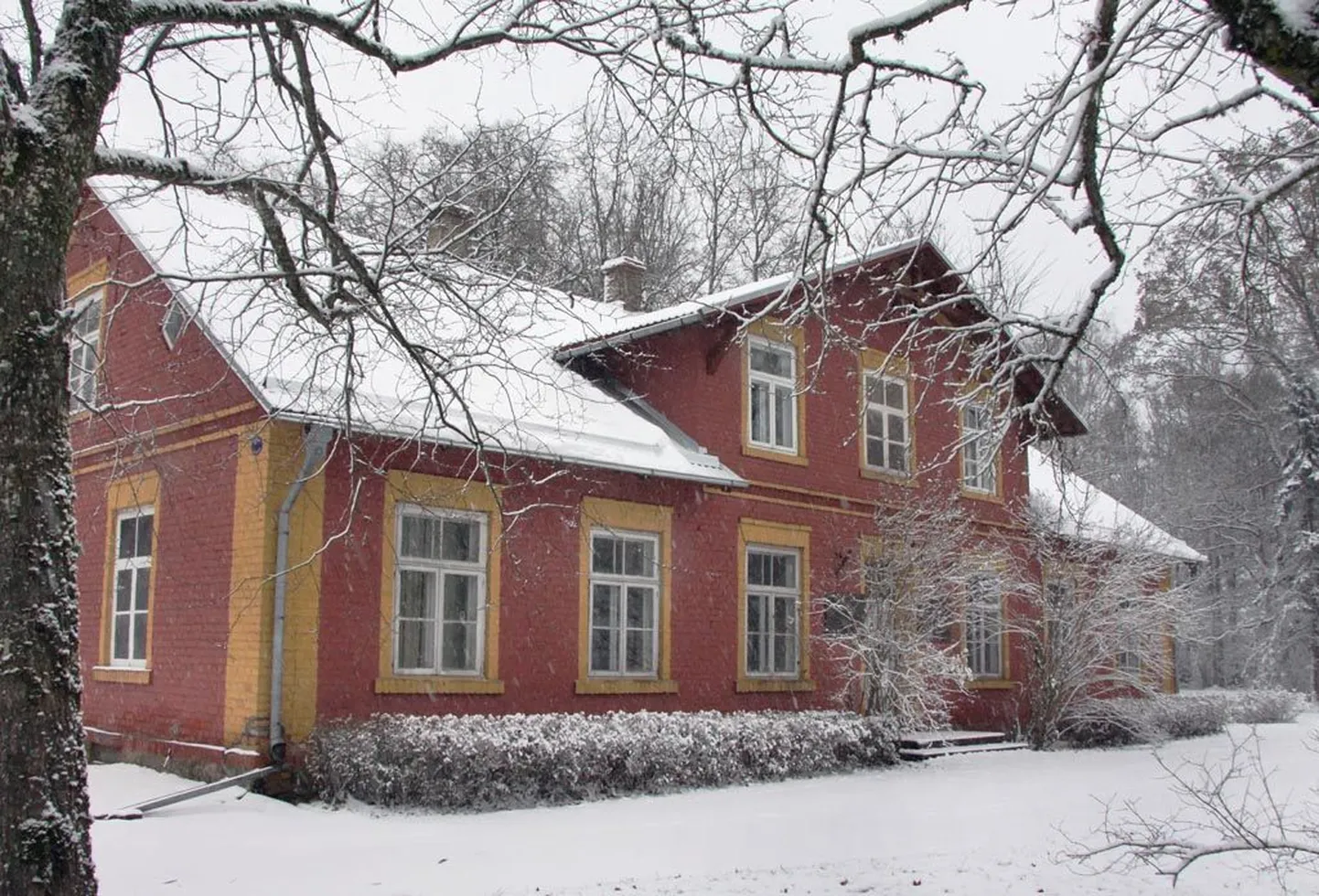 Piistaoja taluhäärber on ehitatud 1883. aastal ja Poolide perele tagastatud.