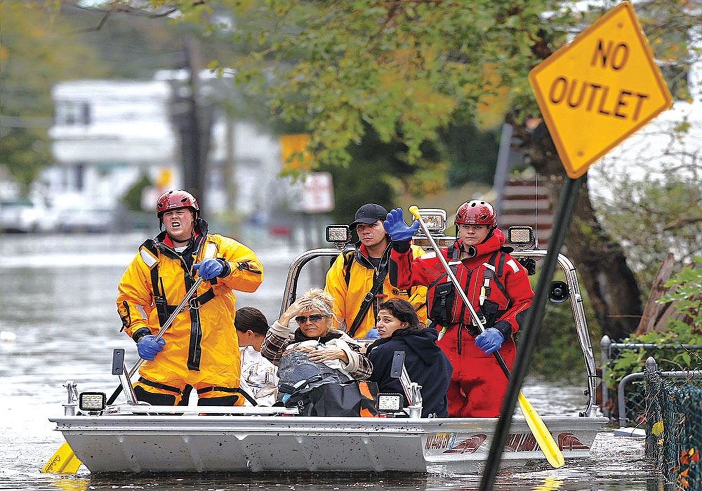Дамба близ городов Муначи, Литл Ферри и Карлштадт на севере штата Нью-Джерси 30 октября была прорвана потоками воды, в результате чего все три населенных пункта оказались затоплены. На месте бедствия в Литл Ферри работают спасатели.