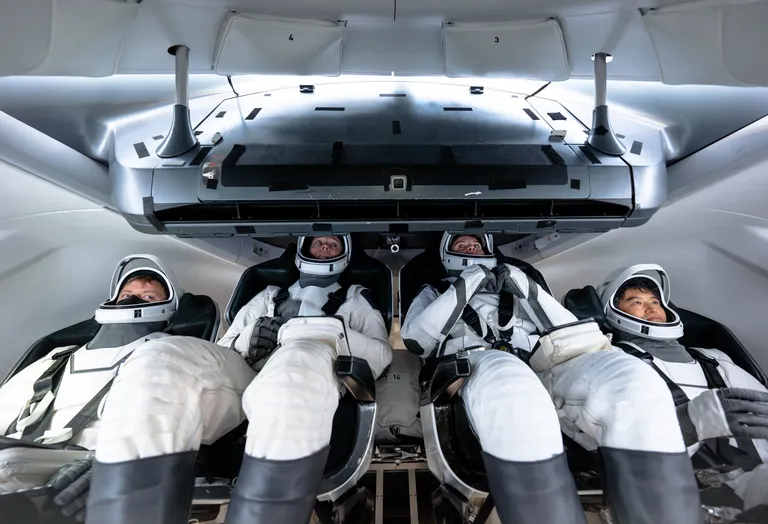 NASA SpaceXi Crew-10 liikmed (vasakult paremale) Roskosmose kosmonaut Kirill Peskov, NASA astronaudid Nichole Ayers ja Anne McClain ning JAXA (Jaapani kosmoseuuringute agentuur) astronaut Takuya Onishi, pildil SpaceXi treeningul Hawthorne'is Californias.