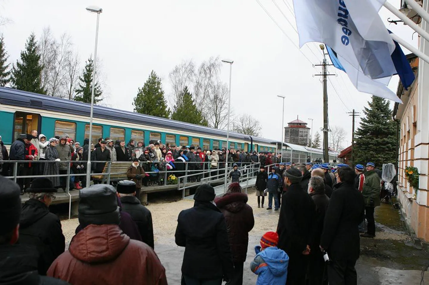 Viljandlastele oli eilne rongi saabumine tähtis sündmus, seda tõestas ka raudejaama tulnud rahvahulk.