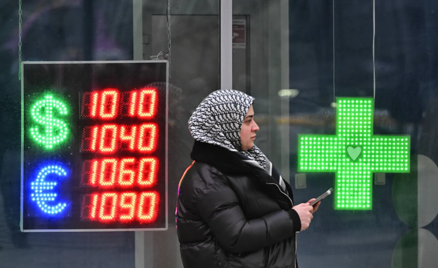 Lisaks kõrgetele intressidele on rubla  septembriga võrreldes nii euro kui dollari suhtes umbes kümnendiku võrra oma väärtust kaotanud. Pildil valuutavahetuspunkt Moskvas.