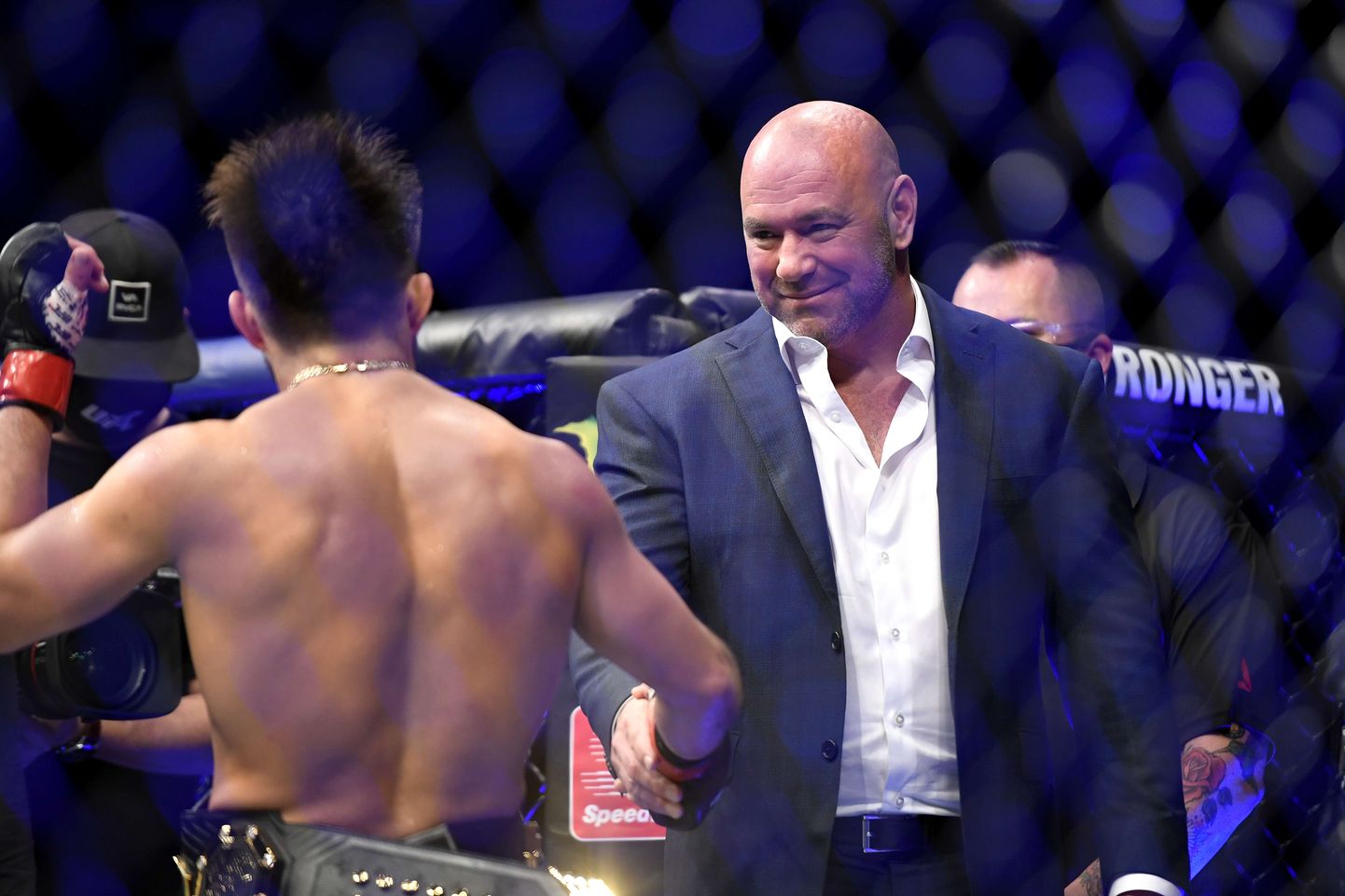 UFC president Dana White (paremal) õnnitlemas Henry Cejudot (vasakul) võidu puhul.