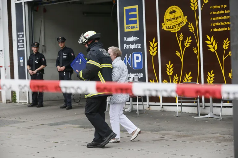 Korrakaitsjad evakueerivad inimesi. FOTO: