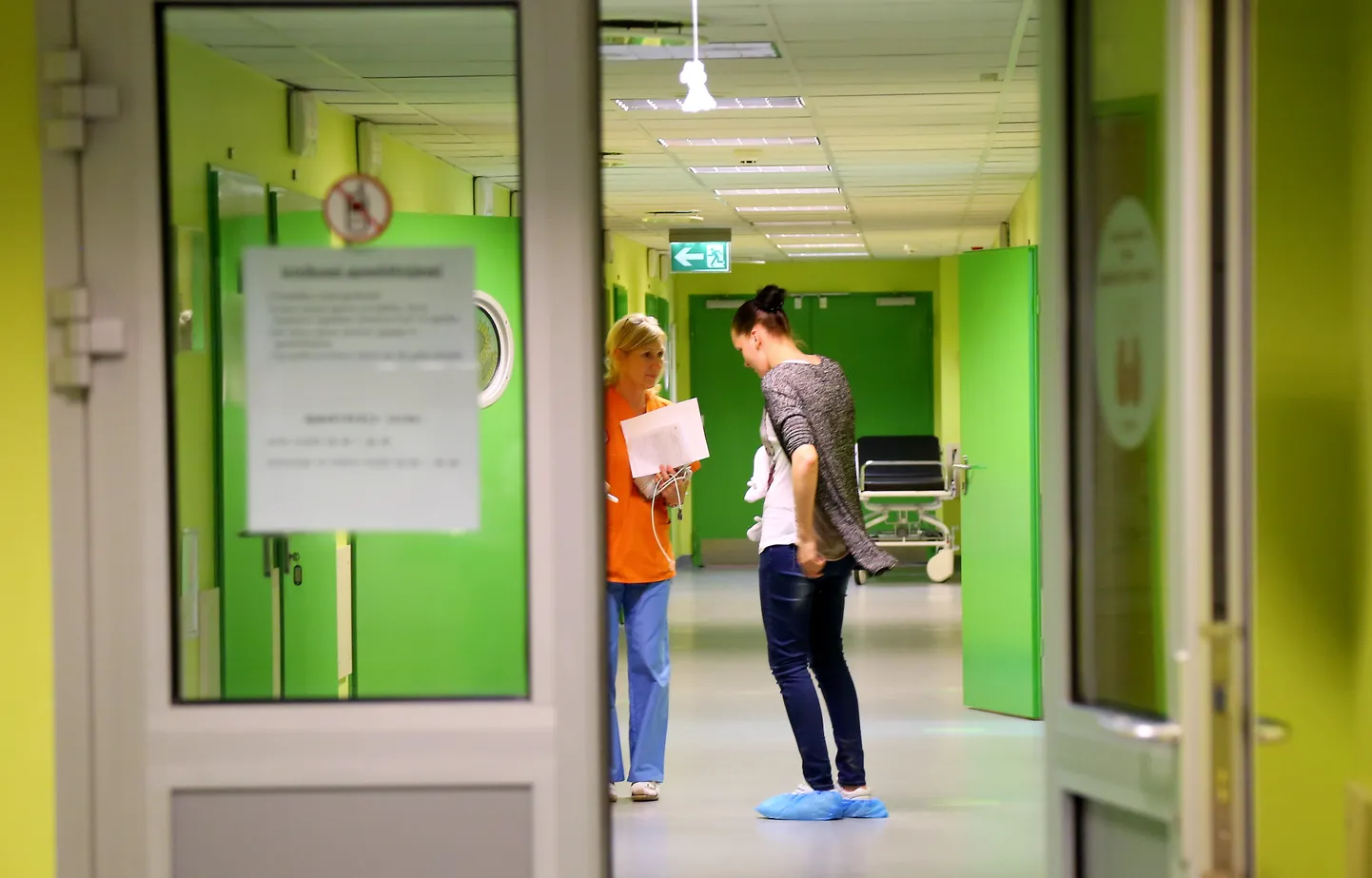 Apmeklētāji Bērnu klīniskās universitātes slimnīcas novietnē "Gaiļezers", kur ģimenes ārstu streika laikā, kad uz nenoteiktu laiku netiek sniegti valsts apmaksāti pakalpojumi, tiek nodrošinātas vairākas ģimenes ārstu funkcijas.